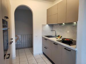 uma cozinha com um lavatório e uma bancada em Holiday Home Villa Miralago by Interhome em Agno