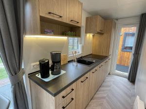 Kitchen o kitchenette sa Holiday Home Tiny Haus Tonys Loft by Interhome