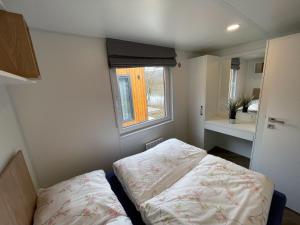 een kleine slaapkamer met een bed en een raam bij Holiday Home Tiny Haus Flussblick by Interhome in Riedenburg