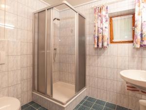 Ένα μπάνιο στο Apartment Aurora Apartment Top I by Interhome +31 φωτογραφίες