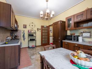 eine Küche mit Holzschränken und einer Obstschale auf der Theke in der Unterkunft Holiday Home Bellavista by Interhome in Acqui Terme