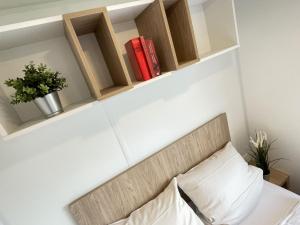 - une chambre avec des étagères en bois au-dessus d'un lit dans l'établissement Holiday Home Tiny Haus Burgblick by Interhome, à Riedenburg