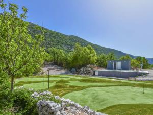 Blick auf einen Golfplatz mit einem Gebäude in der Unterkunft Holiday Home Villa Jure by Interhome in Roglići