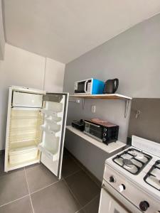 uma pequena cozinha com um frigorífico e um fogão em Mendoza desde lo alto em Mendoza