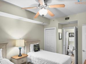 een slaapkamer met een plafondventilator en een bed bij SMP 209 - Large 4 Bedroom Beachfront Condo in Fort Walton Beach +60 foto's