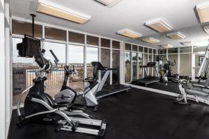 een fitnessruimte met loopbanden en crosstrainers in een gebouw bij SMP 209 - Large 4 Bedroom Beachfront Condo in Fort Walton Beach