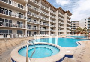 een zwembad voor een appartementencomplex bij SMP 209 - Large 4 Bedroom Beachfront Condo in Fort Walton Beach
