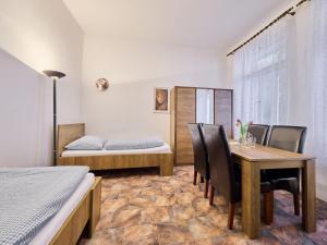 ヤンスケー・ラーズニェにあるApartment Villa Belvedere-4 by Interhomeのテーブル、椅子、ベッドが備わる客室です。