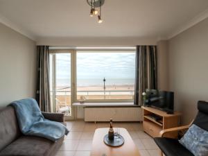 sala de estar con vistas a la playa en Apartment Seaview Getaway Belgium by Interhome, en Blankenberge