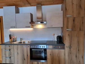een keuken met een fornuis en een spoelbak bij Apartment Waldruhe by Interhome in Auffach