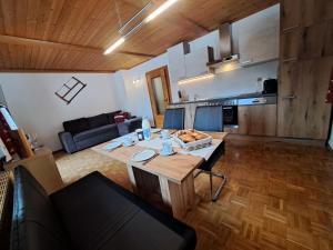 een woonkamer met een tafel en een bank bij Apartment Waldruhe by Interhome in Auffach +25 foto's