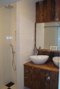 ein Bad mit 2 Waschbecken und einer Dusche in der Unterkunft Bed and Breakfast Enkhuizen in Enkhuizen