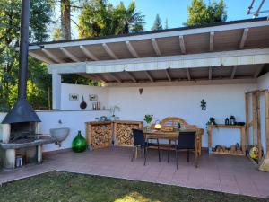 un patio con mesa y chimenea en Holiday Home Villetta Eva`s Place by Interhome en Pura