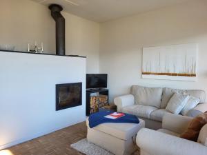 sala de estar con 2 sofás y chimenea en Holiday Home Villetta Eva`s Place by Interhome en Pura