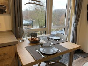 einen Tisch mit einer Schüssel Essen darauf vor einem Fenster in der Unterkunft Holiday Home Auszeit Am See by Interhome in Wemding