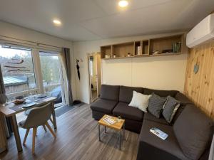 ein Wohnzimmer mit einem Sofa und einem Tisch in der Unterkunft Holiday Home Auszeit Am See by Interhome in Wemding