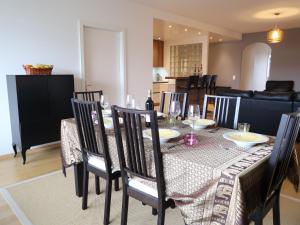 jadalnia ze stołem i krzesłami oraz kuchnia w obiekcie Apartment Petit Saconnex 28A by Interhome w Genewie
