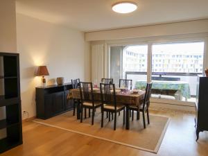 comedor con mesa, sillas y ventana en Apartment Petit Saconnex 28A by Interhome en Ginebra