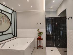 La salle de bains est pourvue d'une baignoire et d'une douche. dans l'établissement Deluxe Spaccanapoli, à Naples