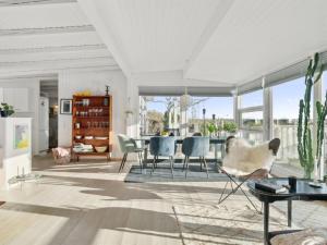 Posezení v ubytování Holiday Home Sylvia - 450m from the sea by Interhome