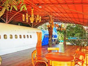 een tafel en stoelen en een vliegtuig in een restaurant bij Hotel Costa Verde in Manuel Antonio