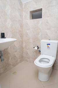 ein Badezimmer mit einem weißen WC und einem Waschbecken in der Unterkunft Apartamento Santo Antonio I - T3 in Praia