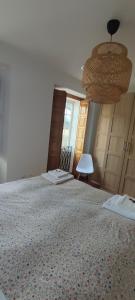 een slaapkamer met een groot bed en een raam bij Apartamento Sarmiento- Casco histórico Mondoñedo in Mondoñedo