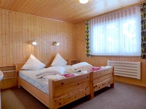 sypialnia z dużym drewnianym łóżkiem w pokoju w obiekcie Chalet Chalet Larix by Interhome w mieście Bürchen