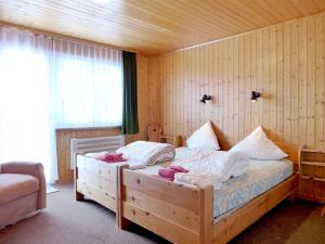 Posteľ alebo postele v izbe v ubytovaní Chalet Chalet Larix by Interhome