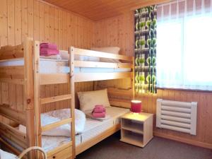 Posteľ alebo postele v izbe v ubytovaní Chalet Chalet Larix by Interhome