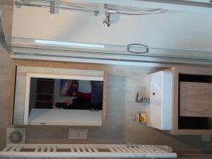 um espelho num quarto com uma pessoa no reflexo em Holiday Home Petra by Interhome em Wemding