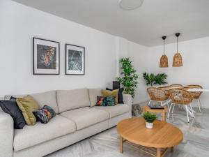 een woonkamer met een bank en een tafel bij Apartment Parque Botanico by Interhome in Estepona