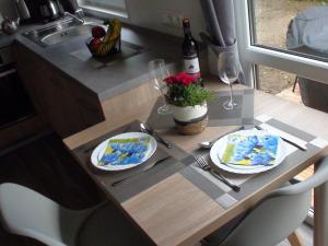 uma mesa com dois pratos e uma garrafa de vinho em Holiday Home Petra by Interhome em Wemding