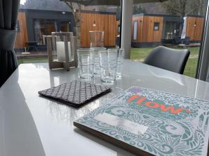 einen Tisch mit Brille und ein Buch darauf in der Unterkunft Holiday Home Tiny Haus Xandra by Interhome in Riedenburg