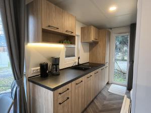 Kuchyň nebo kuchyňský kout v ubytování Holiday Home Tiny Haus Antonia by Interhome