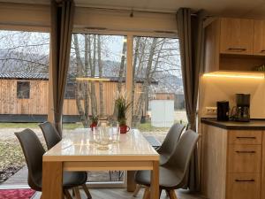 kuchnia i jadalnia ze stołem i krzesłami w obiekcie Holiday Home Tiny Haus Antonia by Interhome w mieście Riedenburg