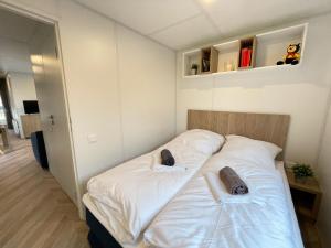 łóżko w pokoju z 2 poduszkami w obiekcie Holiday Home Tiny Haus Antonia by Interhome w mieście Riedenburg