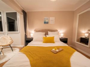 ein Schlafzimmer mit einem großen Bett und einer gelben Decke in der Unterkunft Apartment Hansekogge-1 by Interhome in Cappel-Neufeld