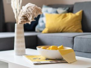 eine Schüssel Orangen auf einem Tisch im Wohnzimmer in der Unterkunft Apartment Hansekogge-1 by Interhome in Cappel-Neufeld