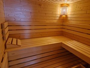 una pequeña sauna de madera con luz. en Holiday Home Roubenka Maleč by Interhome en Strašín
