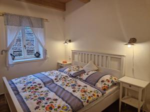 1 dormitorio con 1 cama con 2 almohadas y ventana en Holiday Home Roubenka Maleč by Interhome en Strašín