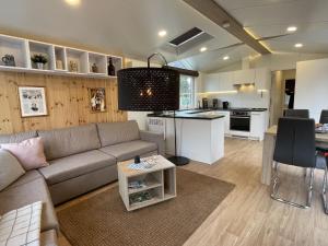 Kuchyň nebo kuchyňský kout v ubytování Holiday Home Tiny Haus Prinz Ludwig by Interhome