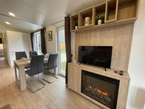 TV a/nebo společenská místnost v ubytování Holiday Home Tiny Haus Prinz Ludwig by Interhome