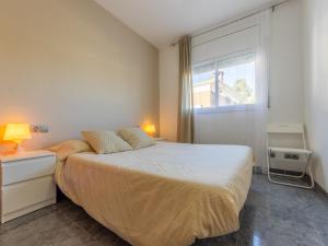 - une chambre avec un grand lit et une fenêtre dans l'établissement Holiday Home Villa Rosales by Interhome, à Gornal