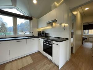 Kuchyň nebo kuchyňský kout v ubytování Holiday Home Tiny Haus Prinz Ludwig by Interhome