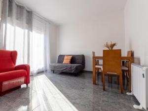 - un salon avec une table et un canapé dans l'établissement Holiday Home Villa Rosales by Interhome, à Gornal