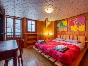 ein Schlafzimmer mit einem Bett in einem Holzzimmer in der Unterkunft Holiday Home Le Tre Cime by Interhome 