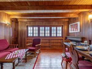 comedor con paredes de madera, mesa y sillas en Holiday Home Le Tre Cime by Interhome, 