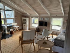 Holiday Home Santeri - 180m from the sea in NE Jutland by Interhome في Strandby: غرفة معيشة مع أريكة وسرير وطاولة