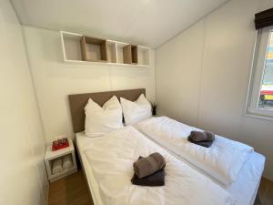 En eller flere senge i et værelse på Holiday Home Tiny Haus Donaublick by Interhome